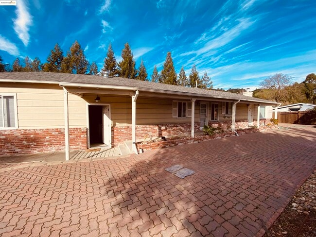 3540 Deer Hill Rd in Lafayette, CA - Building Photo - Building Photo