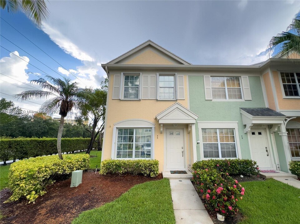 55 Truman Dr in Weston, FL - Building Photo