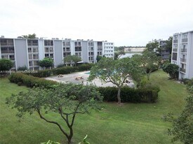 8620 N Sherman Cir in Miramar, FL - Building Photo