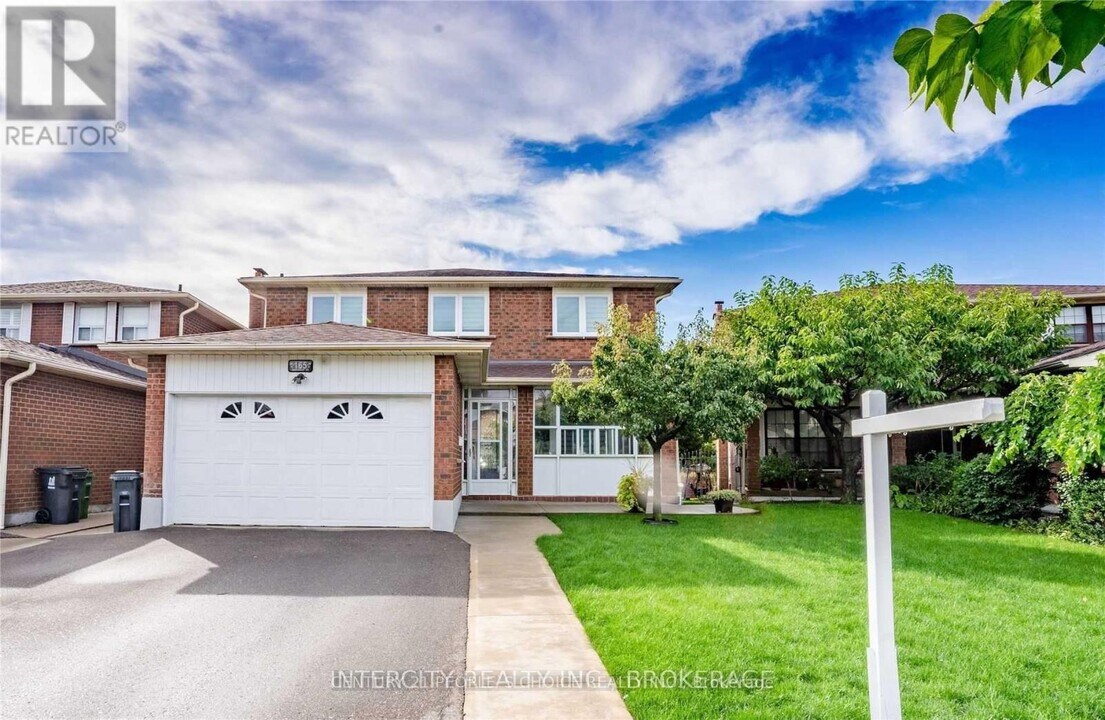 165 Minglehaze Dr in Toronto, ON - Building Photo
