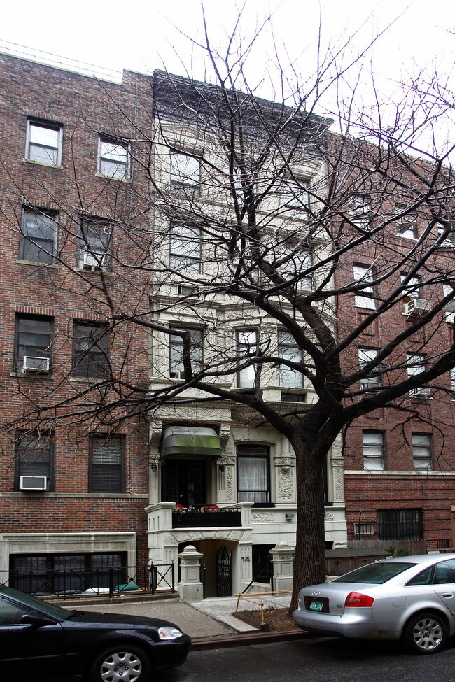 14 W 75th St in New York, NY - Building Photo - Building Photo