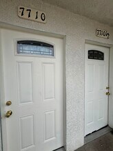 7710 S Hoover St in Los Angeles, CA - Foto de edificio - Building Photo