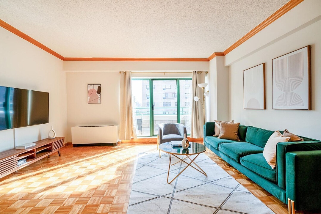 62 Columbus Ave in New York, NY - Building Photo