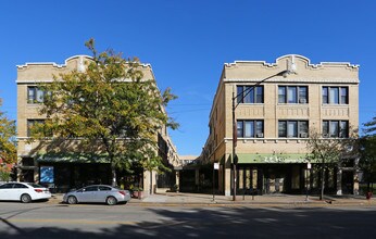 Maple Court in Chicago, IL - Foto de edificio - Building Photo