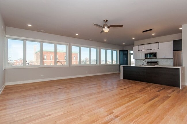 1641 W Grand Ave, Unit 302 in Chicago, IL - Building Photo - Building Photo