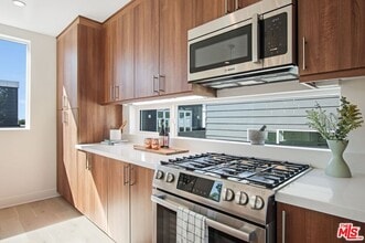 853 Hyperion Ave in Los Angeles, CA - Building Photo - Building Photo