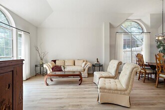 10900 Peale Ct in Austin, TX - Foto de edificio - Building Photo