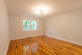 1903 Country Ln in Ewing Township, NJ - Foto de edificio - Building Photo