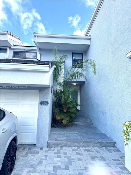 336 Poinciana Island Dr, Unit 1008 in Sunny Isles Beach, FL - Foto de edificio - Building Photo