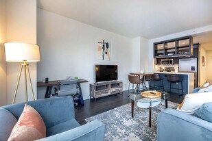 555 10th Ave in New York, NY - Building Photo