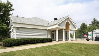 Hunters Hollow Apartments in Strongsville, OH - Foto de edificio - Building Photo