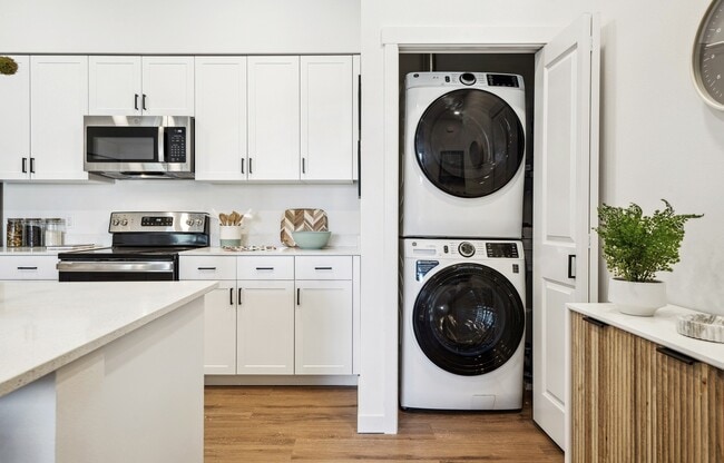 Farmstead in Eugene, OR - Foto de edificio - Building Photo