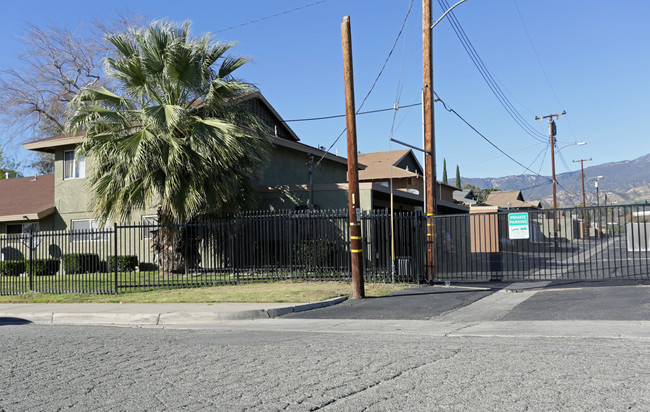 2141 Guthrie St in San Bernardino, CA - Foto de edificio - Building Photo