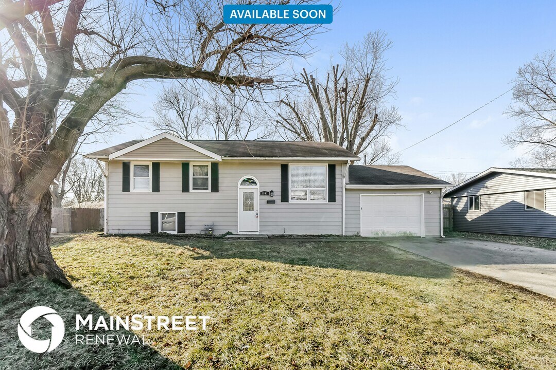 1982 Churchill Rd in Franklin, IN - Building Photo