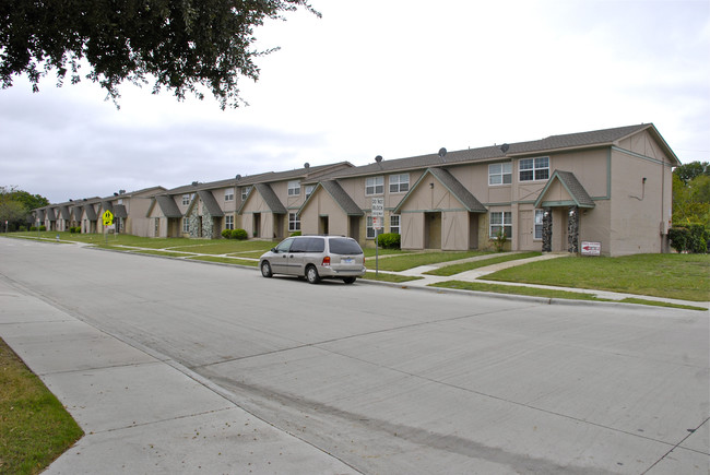 Cumberland Apartments in Garland, TX - Building Photo - Building Photo