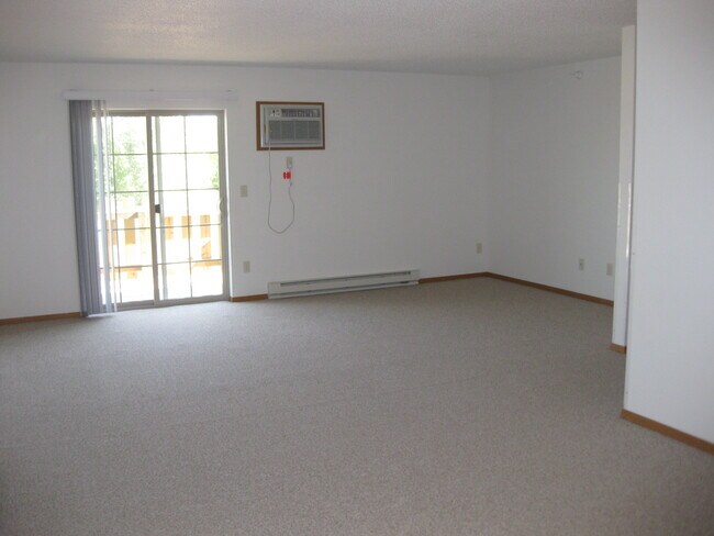 1110 Canoga Park Dr in Marshall, MN - Building Photo - Building Photo