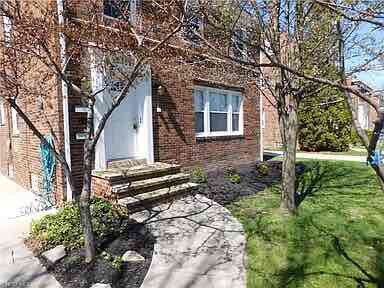 2388 Ashurst Rd-Unit -Upstairs in University Heights, OH - Foto de edificio - Building Photo