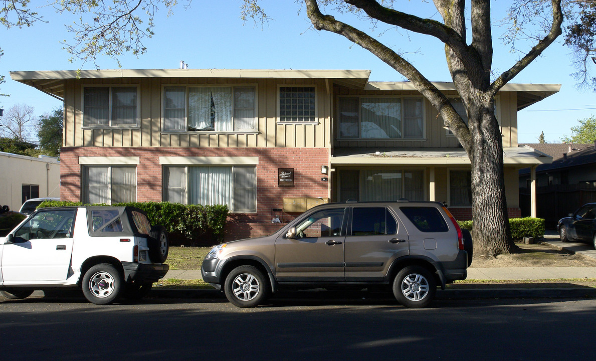 Redwood Manor Apartments in Redwood City, CA - Building Photo