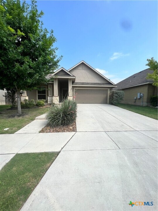 833 Manhattan in New Braunfels, TX - Building Photo