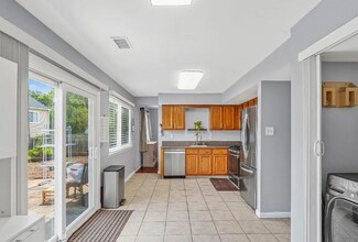 4 Daphne Ct in Edison, NJ - Building Photo - Building Photo