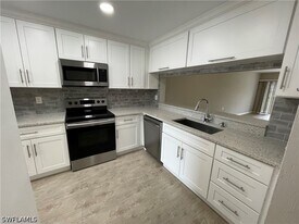 1200 Commonwealth Cir in Naples, FL - Building Photo