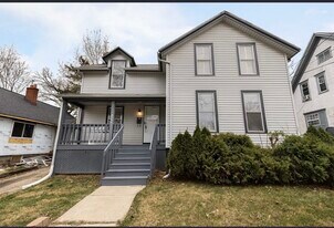 223 Oakwood Ave in Rockford, IL - Building Photo