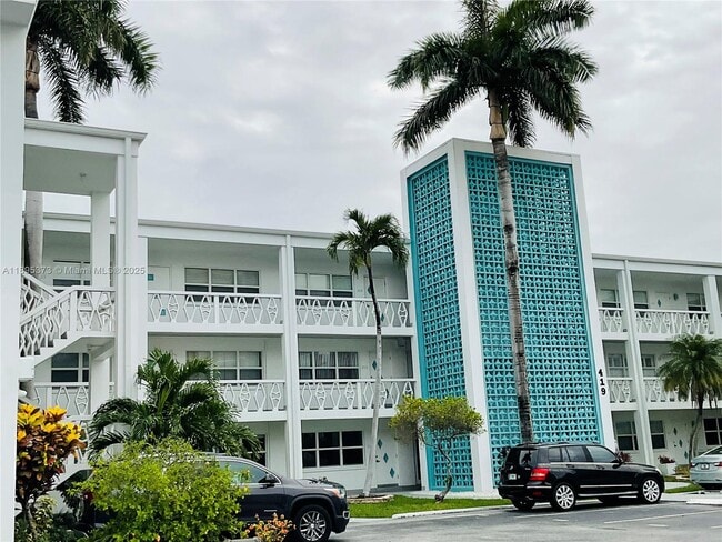419 Golden Isles Dr in Hallandale Beach, FL - Building Photo - Building Photo
