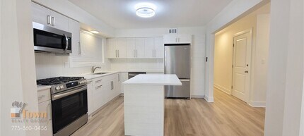 2740 W Farragut Ave, Unit 1 in Chicago, IL - Building Photo - Building Photo