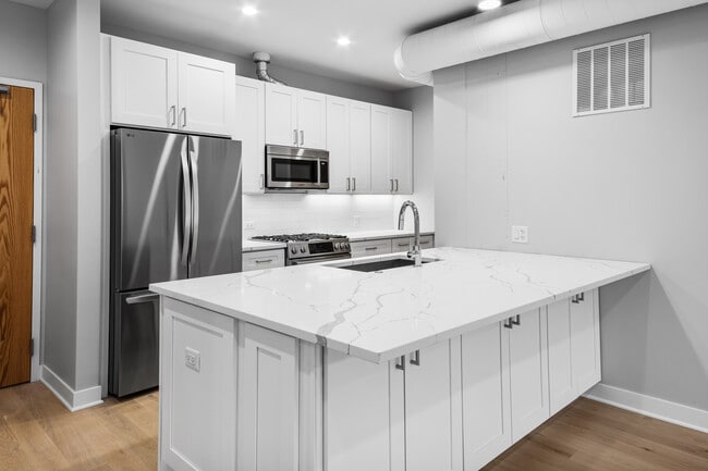 4622 N Ashland Ave, Unit 302 in Chicago, IL - Building Photo - Building Photo