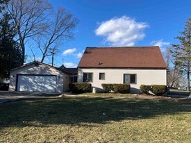 1470 S Demeter Dr in Freeport, IL - Building Photo