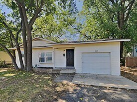 510 E University Ave in Waxahachie, TX - Building Photo