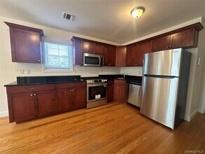67 W Main St in Oyster Bay, NY - Building Photo - Building Photo