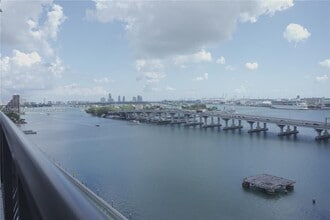 555 NE 15th St, Unit 17K in Miami, FL - Building Photo - Building Photo