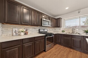 10 Ferguson St in Baytown, TX - Building Photo