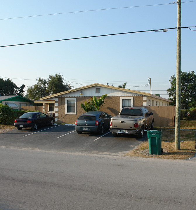 2860 SW 1st St in Fort Lauderdale, FL - Foto de edificio