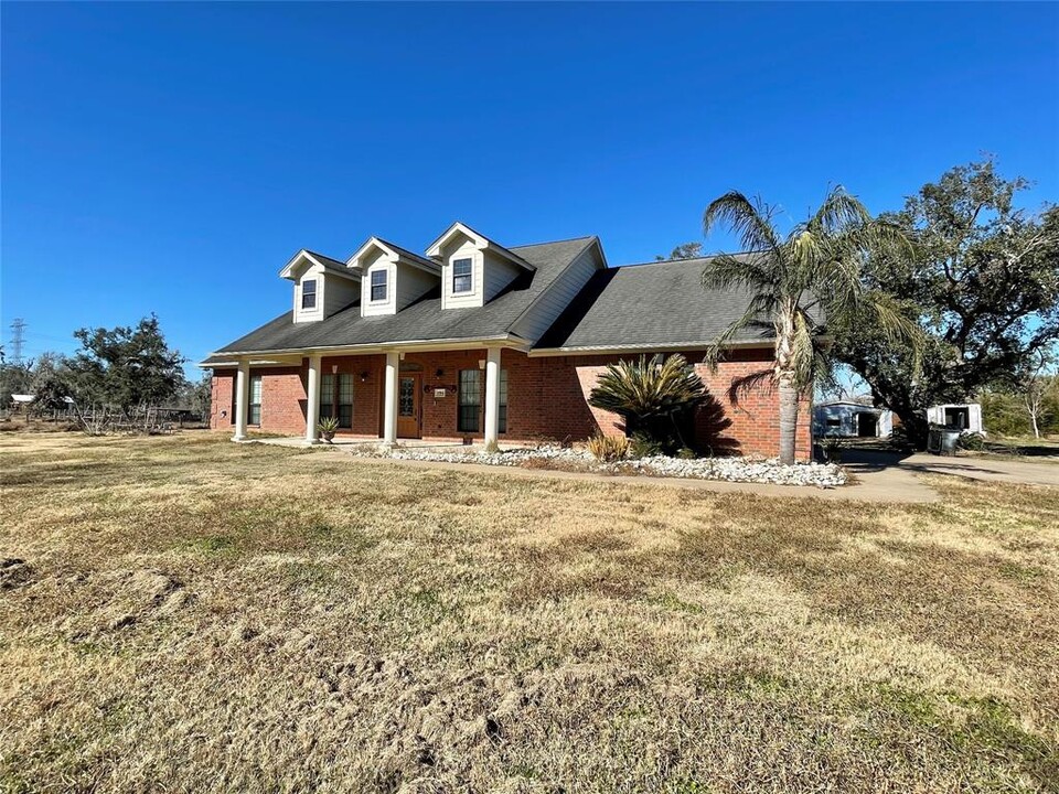 1594 County Rd 797 in Brazoria, TX - Building Photo