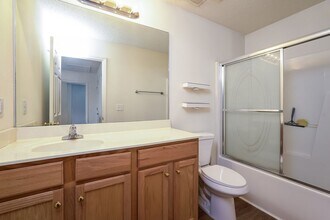 5097 Bartholomew's Ln in Greensboro, NC - Foto de edificio - Building Photo