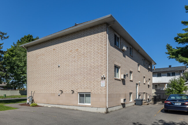 1581 Pullen Av in Ottawa, ON - Building Photo - Building Photo