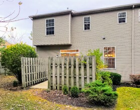 2158 Kenyon St, Unit B in Louisville, OH - Foto de edificio - Building Photo