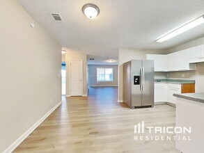 7632 McGillicuty Dr in Union City, GA - Foto de edificio - Building Photo