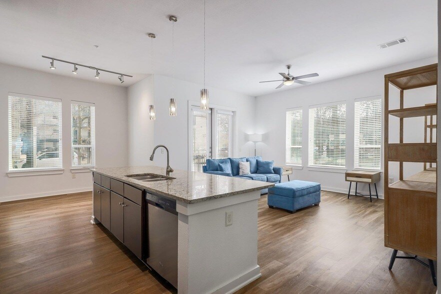 1900 Barton Springs Rd, Unit 1045 in Austin, TX - Building Photo