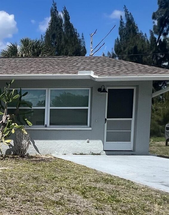 12056 Henley Ave in Port Charlotte, FL - Building Photo