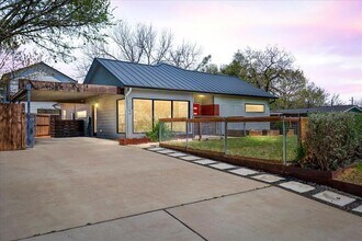 702 Philco Dr in Austin, TX - Foto de edificio - Building Photo