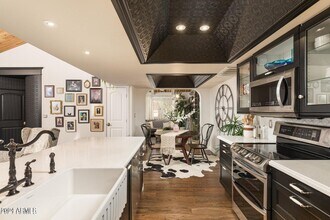 6900 E Gold Dust Ave in Paradise Valley, AZ - Foto de edificio - Building Photo