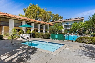 5460 White Oak Ave, Unit A105 in Encino, CA - Foto de edificio - Building Photo