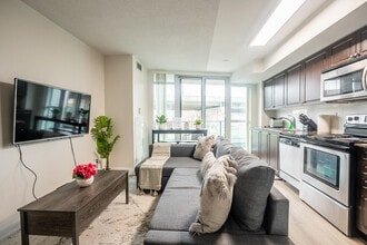 209 Gzowski Boulevard, Unit SI ID1390137P in Toronto, ON - Building Photo - Building Photo