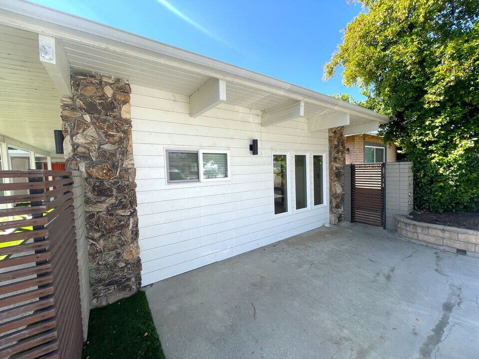 21208 Merridy St in Los Angeles, CA - Building Photo