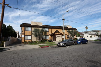 Bryant 2 Apartments in Canoga Park, CA - Foto de edificio - Building Photo