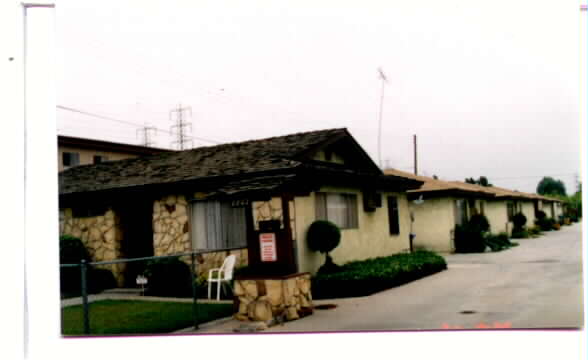 8802 Artesia Blvd in Bellflower, CA - Building Photo