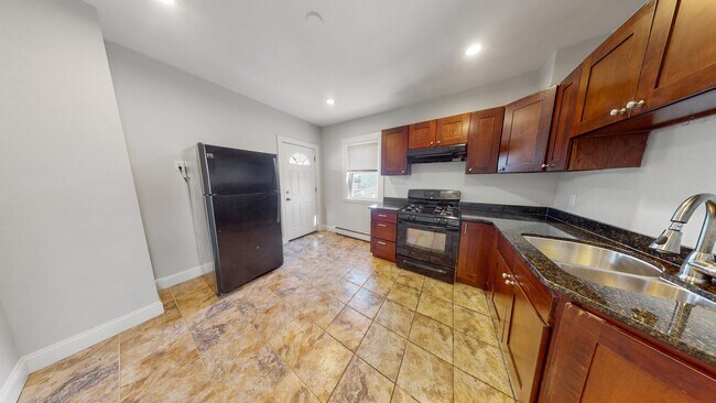 108 Boston St, Unit 3 in Boston, MA - Building Photo - Building Photo